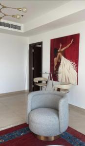 uma sala de estar com uma cadeira e um quadro na parede em Stylish One bedroom with all amenities, close to downtown1 em Dubai