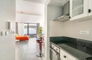 Kuchyňa alebo kuchynka v ubytovaní Gorgeous Dubrovnik sea view apartment with free parking + 37 fotografií