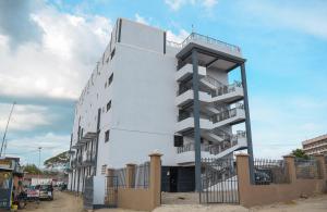 ナイバシャにあるNellius Studios Naivasha CBDの側面にバルコニーがある白い建物