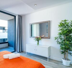 En tv och/eller ett underhållningssystem på Gorgeous Dubrovnik sea view apartment with free parking