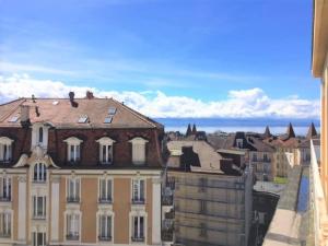 - une vue sur un grand bâtiment d'une ville dans l'établissement Beautiful studio 2 minutes from the train station, à Lausanne