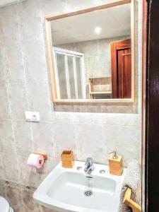 a bathroom with a sink and a mirror at Apartamento en la entrada del barrio antiguo in Córdoba