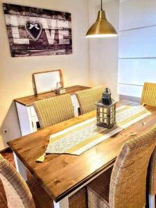 a dining room table with chairs and a wooden table sidx sidx sidx at Apartamento en la entrada del barrio antiguo in Córdoba