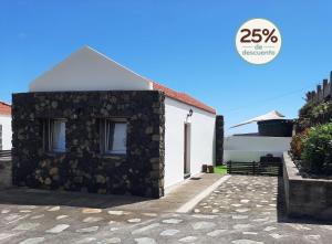 Willa z kamienną ścianą przed domem w obiekcie Apartamento MAYATA DELUXE w mieście Mazo