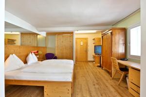 Кровать или кровати в номере Hotel Steinerwirt1493