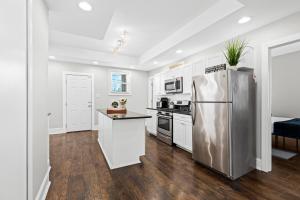 Una cocina o kitchenette en Lovely two-bedroom relaxing private parking Townhome rental
