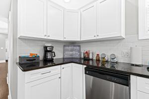 Kitchen o kitchenette sa Lovely two-bedroom relaxing private parking Townhome rental