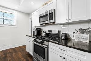 Cuisine ou kitchenette dans l'établissement Lovely two-bedroom relaxing private parking Townhome rental