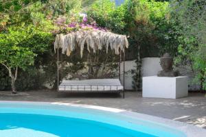 Bazén v ubytovaní Stylish Ibiza Villa Near Beaches Private Pool & Lush Garden alebo v jeho blízkosti