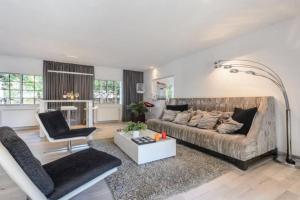 Posedenie v ubytovaní Stylish Ibiza Villa Near Beaches Private Pool & Lush Garden