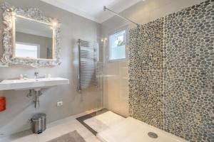 Kúpeľňa v ubytovaní Stylish Ibiza Villa Near Beaches Private Pool & Lush Garden