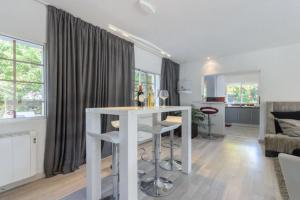 Posedenie v ubytovaní Stylish Ibiza Villa Near Beaches Private Pool & Lush Garden