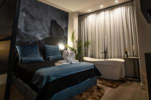 um quarto com uma cama, uma banheira e um lavatório em DOMUS VESUVIO em Nápoles