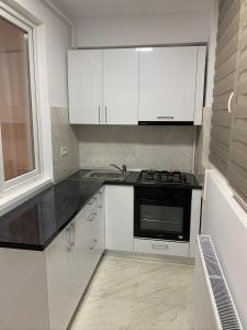 Nhà bếp/bếp nhỏ tại Apartament cu regim hotelier Militari Residence Helen