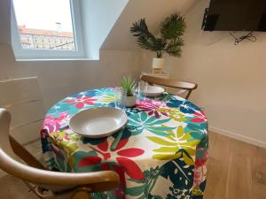 una mesa con un colorido mantel sobre una mesa en Cattleya location, en Vierzon