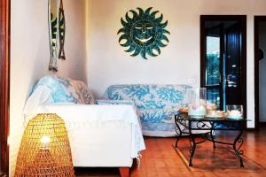 salon z kanapą i stołem w obiekcie Villa Fronte Mare w mieście Stintino