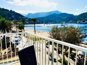 uma varanda com vista para a praia e para as montanhas em Hotel Miramar em Port de Sóller