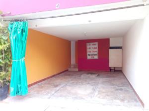 a room with a green curtain and a red wall at Motel Champoton sobre carretera frente al mar in Champotón