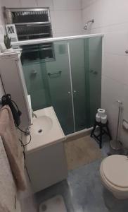 a bathroom with a glass shower and a toilet at Ap grande e ultramoderno e no ponto estratégico de Copacabana in Rio de Janeiro