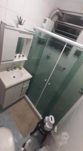 a bathroom with a green door and a sink at Ap grande e ultramoderno e no ponto estratégico de Copacabana in Rio de Janeiro