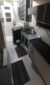 a small kitchen with a sink and a toilet at Ap grande e ultramoderno e no ponto estratégico de Copacabana in Rio de Janeiro