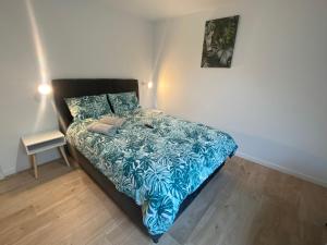Łóżko lub łóżka w pokoju w obiekcie Cattleya location