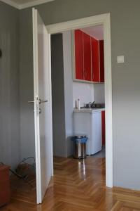 A kitchen or kitchenette at Comfortable apartment near the City Center