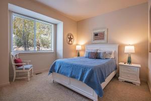 雷德蒙德Whispering Creek - Meredith Lodging的一间卧室，里面有一张床、一把椅子和一扇窗户 更多19张照片