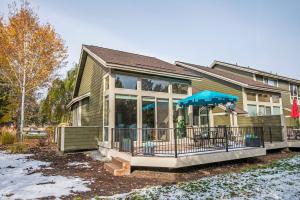 雷德蒙德Whispering Creek - Meredith Lodging的一个带蓝伞门廊的房子