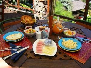 stół z talerzami żywności na stole w obiekcie Zamá Hotel only adults w mieście Punta del Este