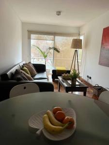 un plato de plátanos en una mesa en una sala de estar en Moderno Departamento, en la mejor zona de Mendoza en Mendoza