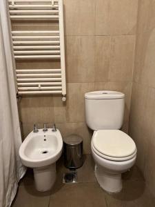 Un baño de Moderno Departamento, en la mejor zona de Mendoza