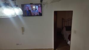 Habitación con una foto en la pared y una luz en CONFORTABLE DEPARTAMENTO CÉNTRICO en Salta