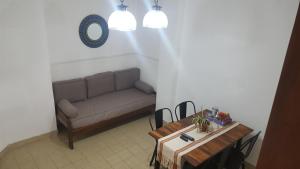 sala de estar con sofá y mesa en CONFORTABLE DEPARTAMENTO CÉNTRICO en Salta