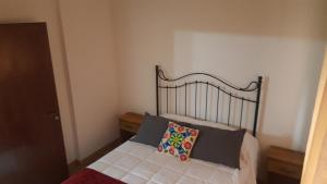 1 dormitorio con 1 cama con 2 almohadas en CONFORTABLE DEPARTAMENTO CÉNTRICO en Salta