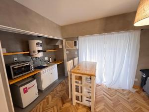 Una cocina o kitchenette en Monoambiente Moderno 2 cuadras Plaza de Mayo