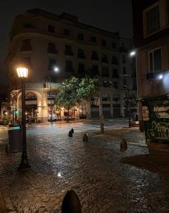 una persona sentada en una calle por la noche en Monoambiente Moderno 2 cuadras Plaza de Mayo en Buenos Aires