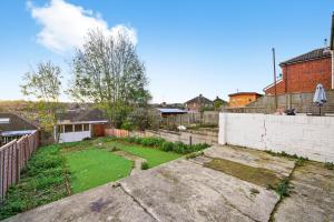 an empty backyard with a yard with a fence at Cosy home in Rochester, sleeps 6 in Strood