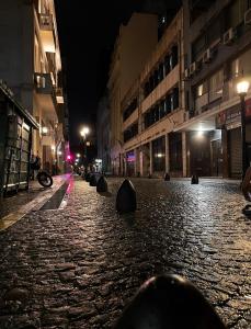 El barrio en el que está el departamento o un barrio cercano