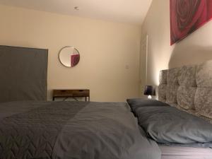 a bedroom with a bed and a mirror on the wall at One Bedroom Apartment Near QMC & University of Nottingham in Nottingham