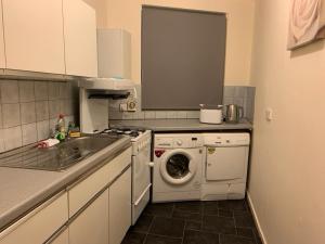 a kitchen with a washing machine and a sink at One Bedroom Apartment Near QMC & University of Nottingham in Nottingham