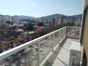 een balkon met uitzicht op een stad bij BELGRANO SUITES in Salta +6 foto's
