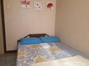 سرير أو أسرّة في غرفة في Casa Sarmiento Travellers Inn