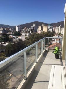 een balkon met uitzicht op een stad bij BELGRANO SUITES in Salta