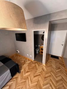 1 dormitorio con 1 cama y suelo de madera en Monoambiente Moderno 2 cuadras Plaza de Mayo en Buenos Aires