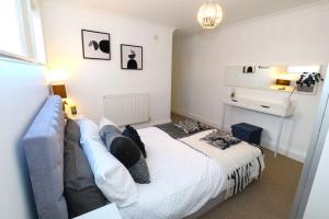um quarto com uma cama grande e um sofá em New Sunset Square Eastbourne 2 Bed Apartment, Long stay welcome em Eastbourne