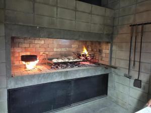 um forno de tijolos com comida a cozinhar em bunker em San Pedro