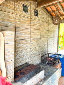 TocaDoGuerreiro في أنشيتا: غرفة في الهواء الطلق مع جدار خشبي كبير