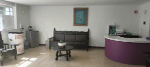 ein Wohnzimmer mit Sofa und Tisch in der Unterkunft Hotel Avenida Ixmiquilpan in Ixmiquilpan