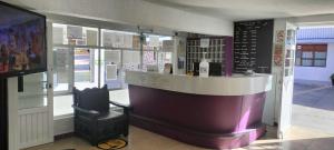 a restaurant with a counter and a chair in a room at Hotel Avenida Ixmiquilpan in Ixmiquilpan